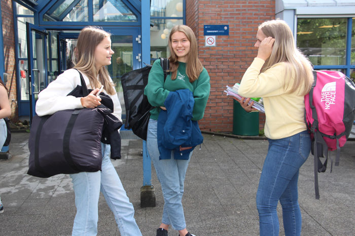 Elevar som pratar framfor Dale vgs