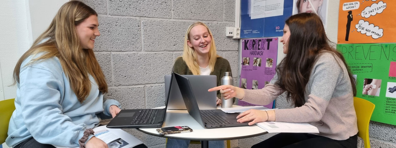 Elevar som jobbar med fag i rundt eit gruppebord