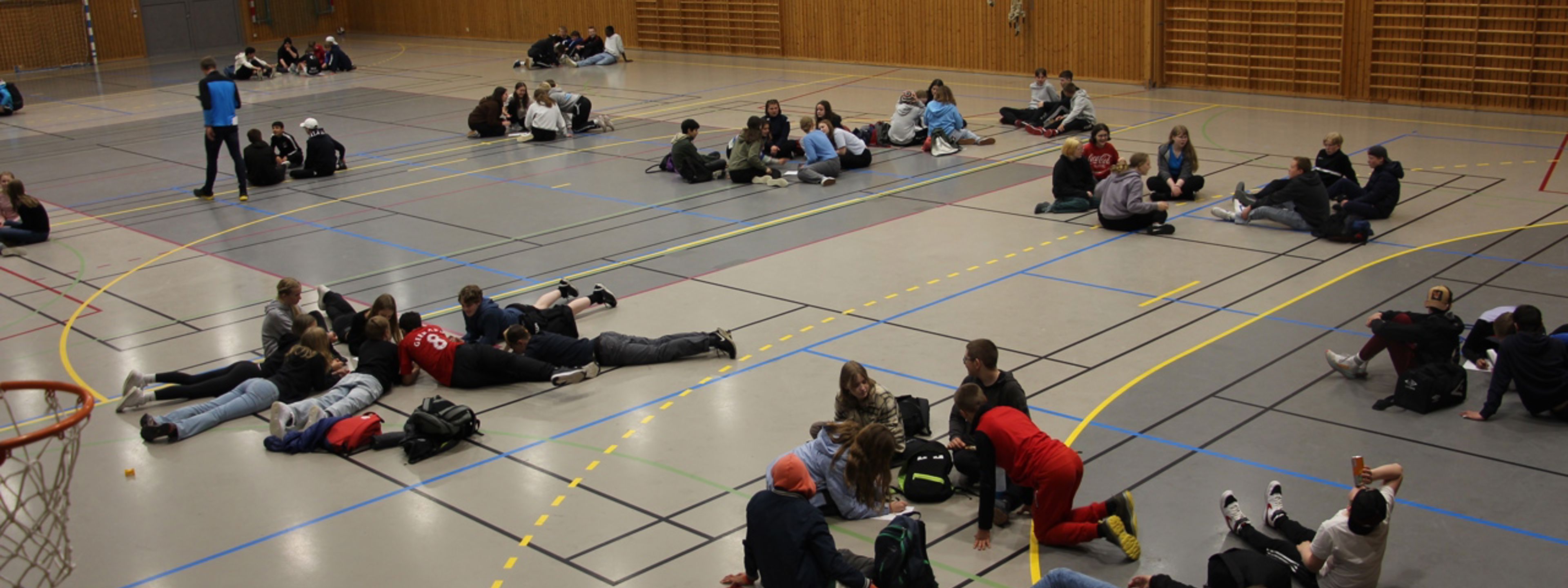 Elevane har samla seg i idrettshallen.