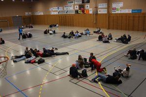 Elevane har samla seg i idrettshallen.