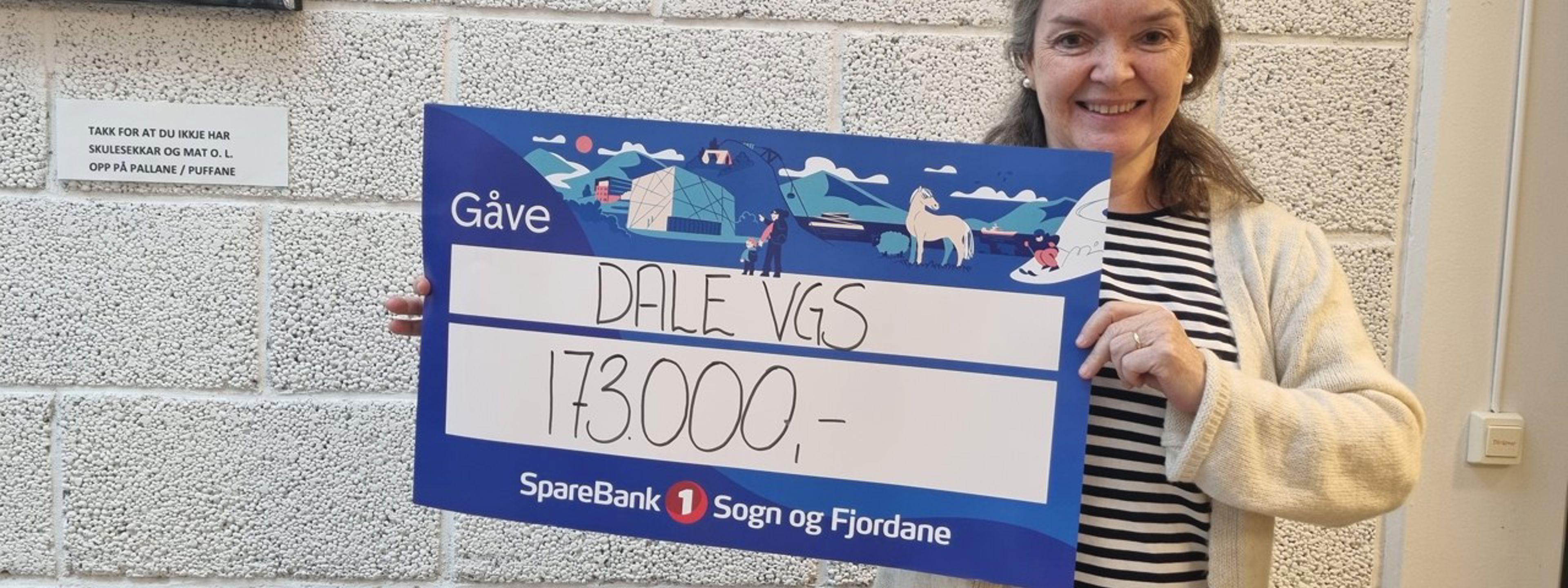 Rektor Gro Fivelsdal viser fram ein sjekk på 173000 kr