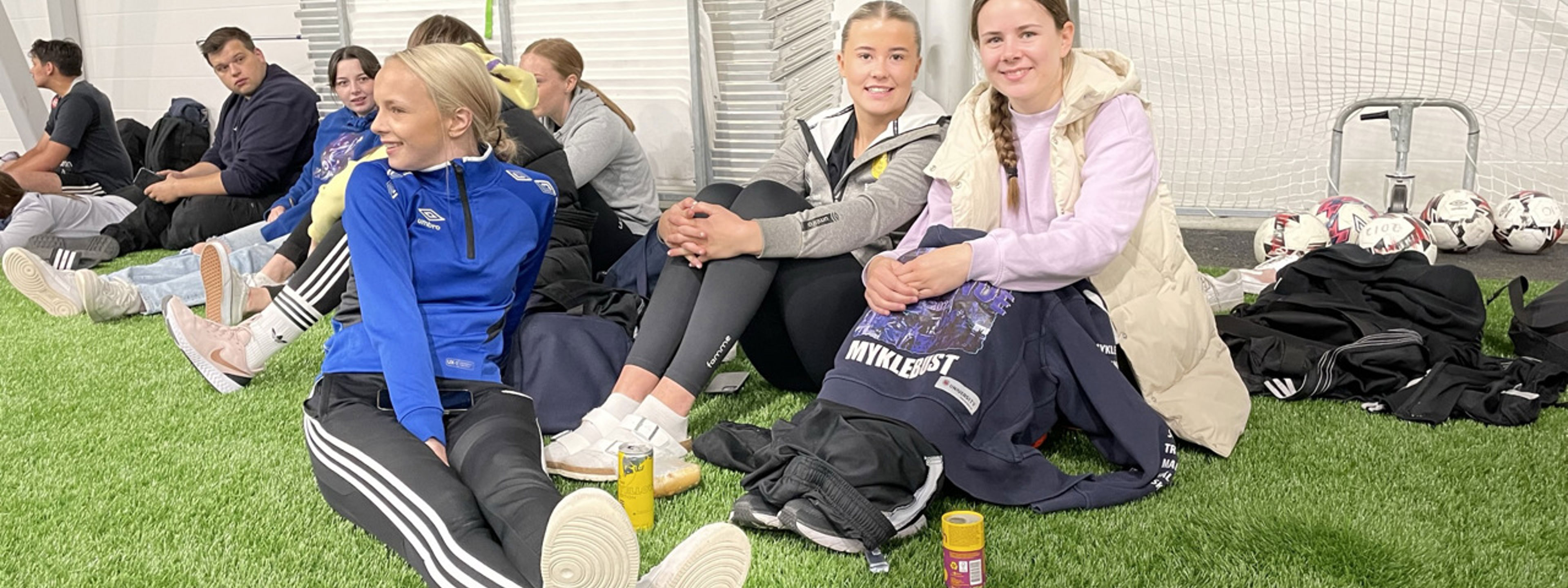 Elevar som kosar seg i hallen.