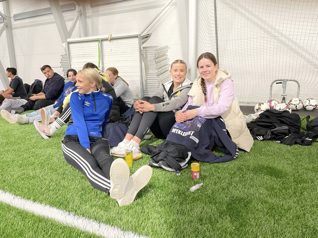 Elevar som kosar seg i hallen.