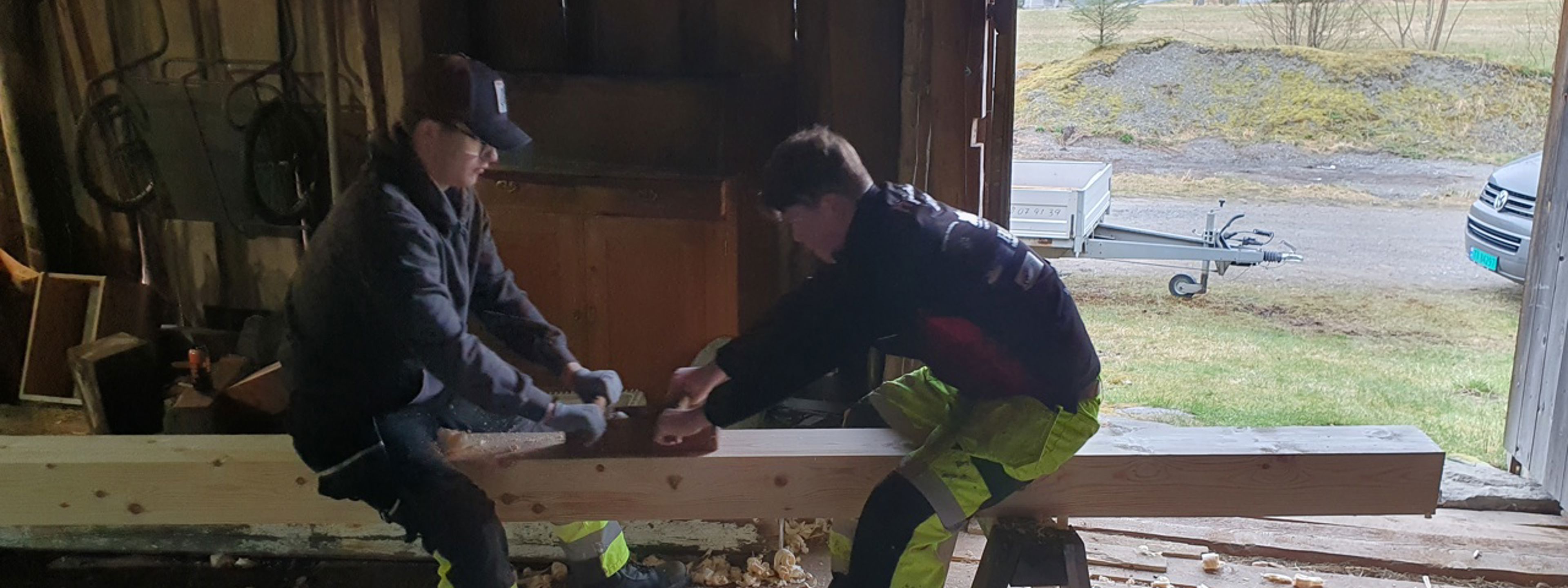 Elevar jobbar med å høvle