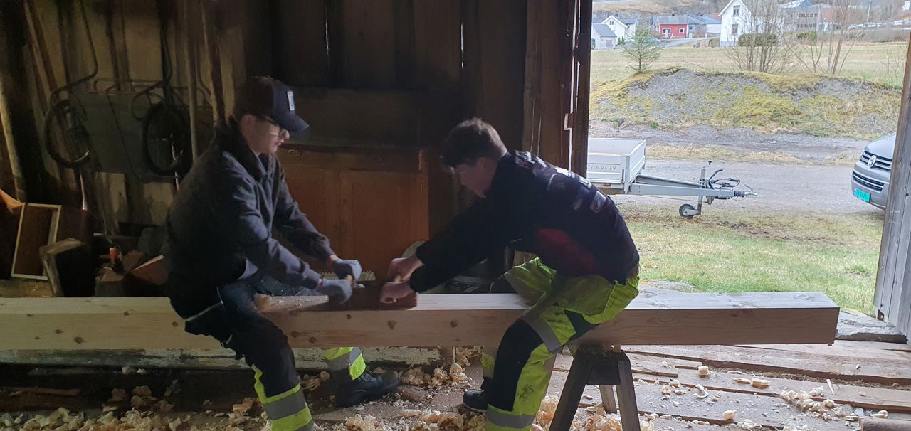 Elevar jobbar med å høvle