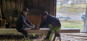 Elevar jobbar med å høvle