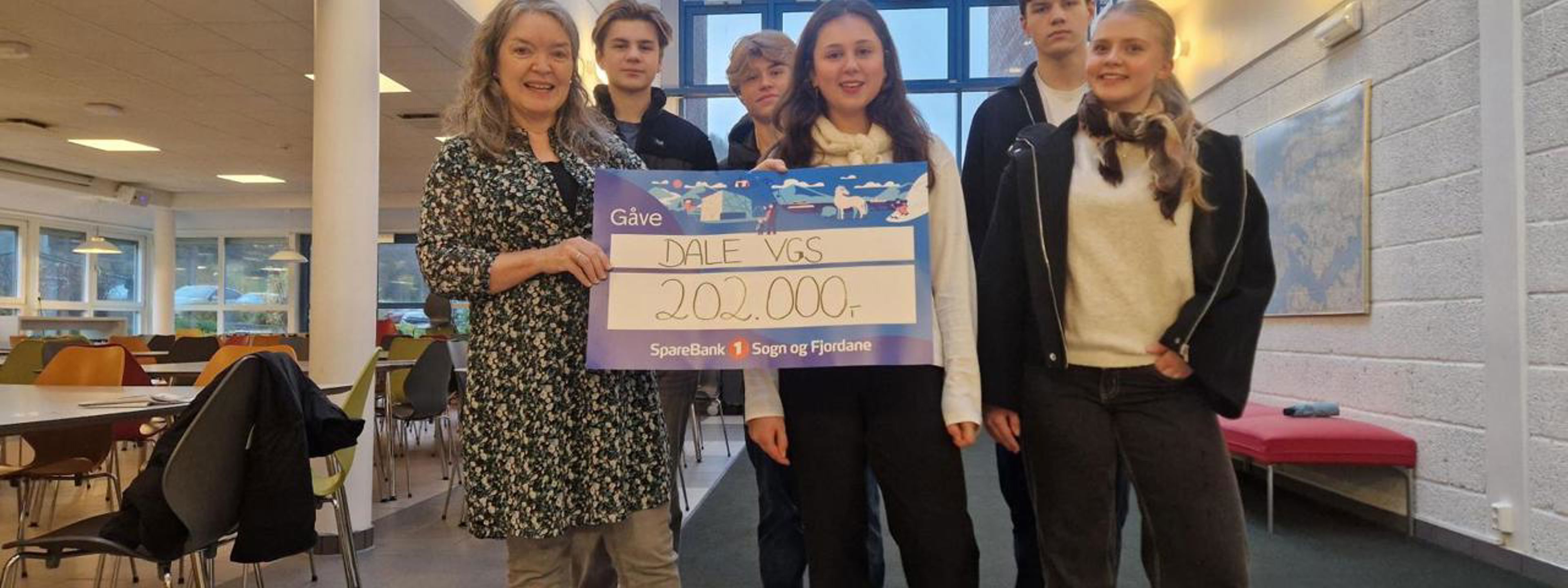 Rektor og elevar mottek ny pris