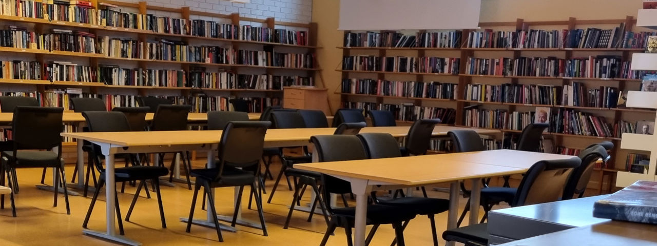 Bilde av biblioteket på Dale vgs.