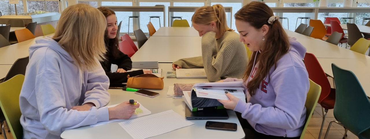 Elevar som jobbar med fag i kantina