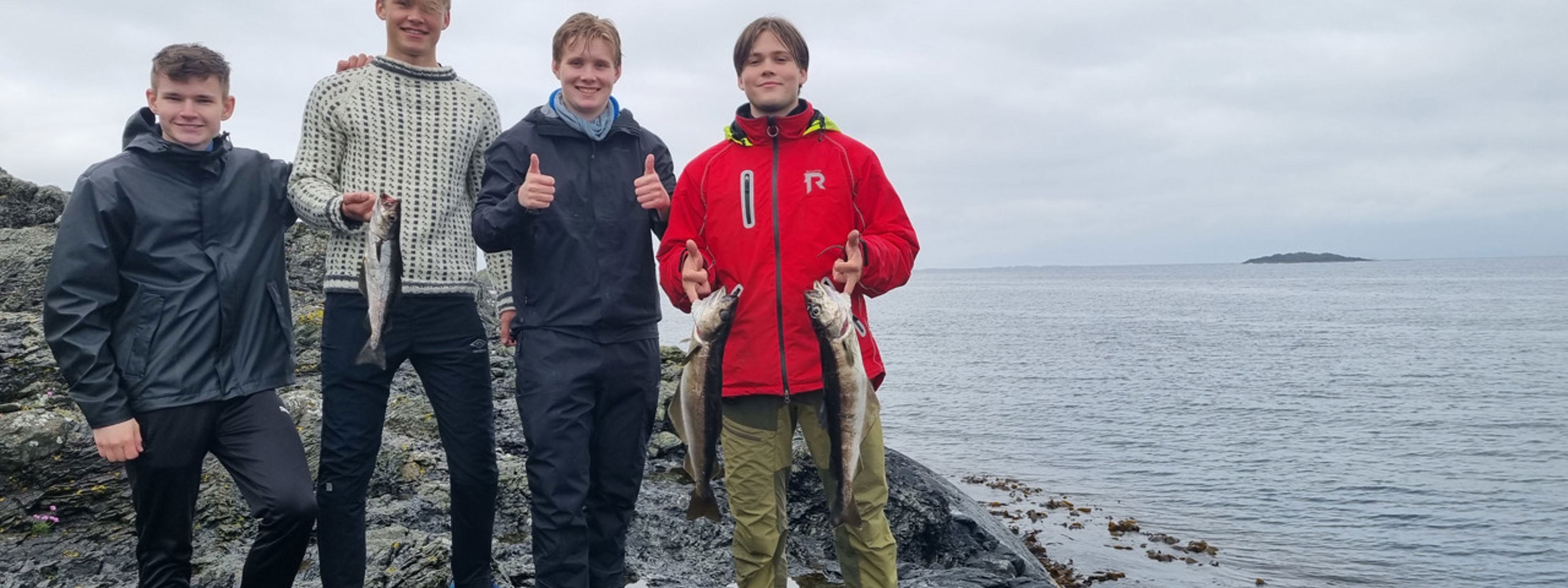 BIlde av elevar som fekk fisk på Værlandet.